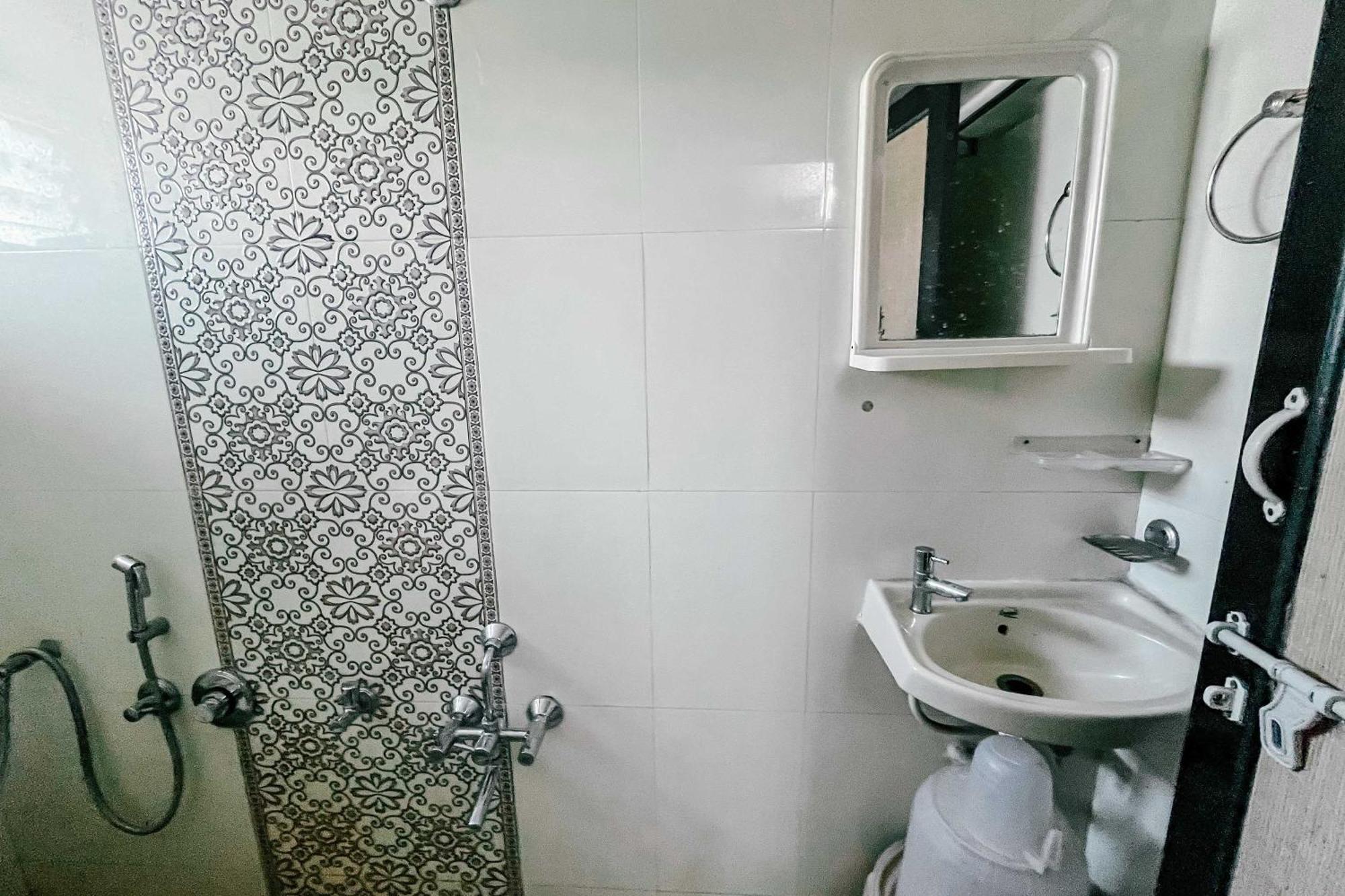 OYO 44310 Maninagar Residency Hotell Watuwa Exteriör bild