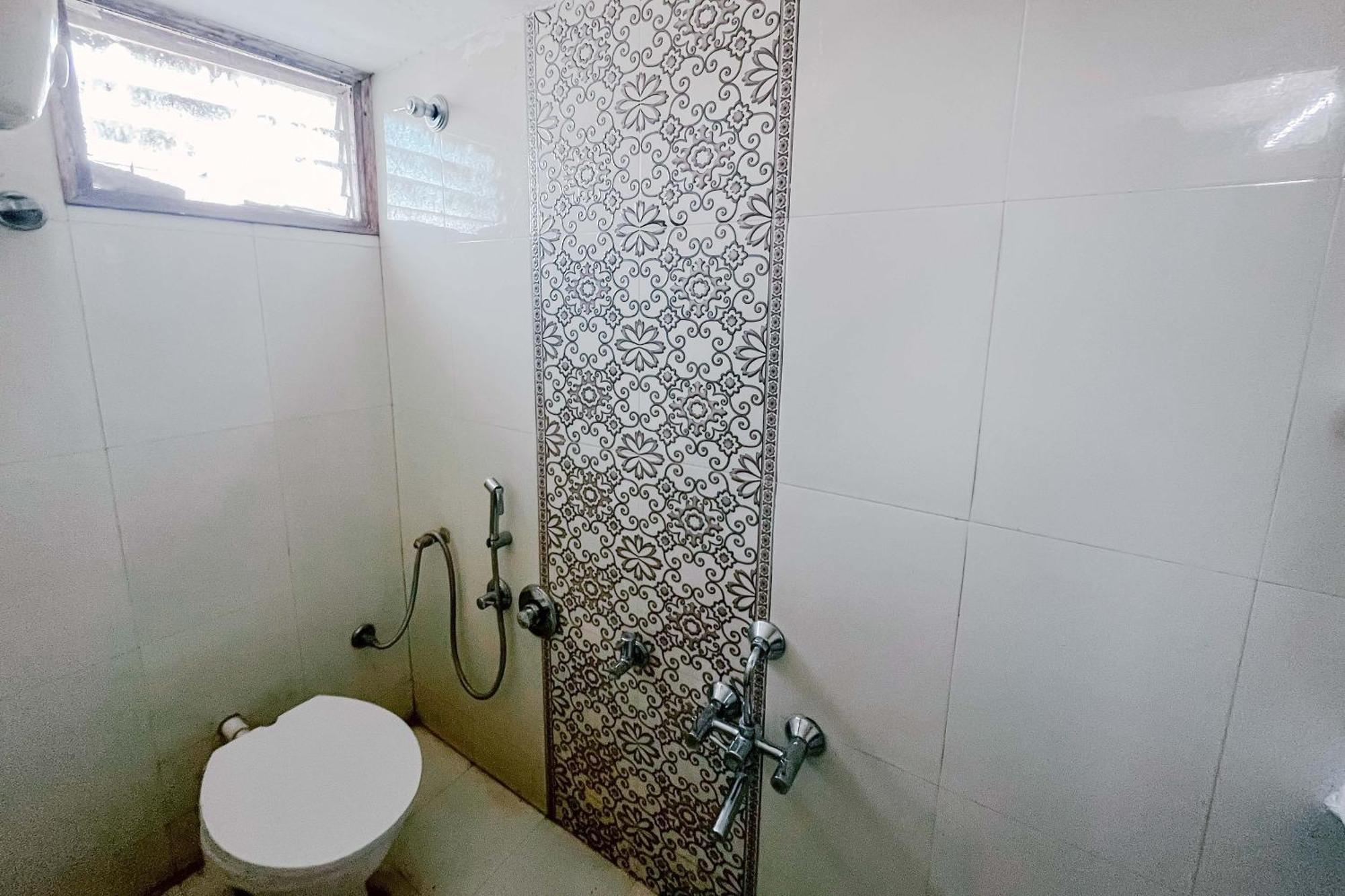 OYO 44310 Maninagar Residency Hotell Watuwa Exteriör bild